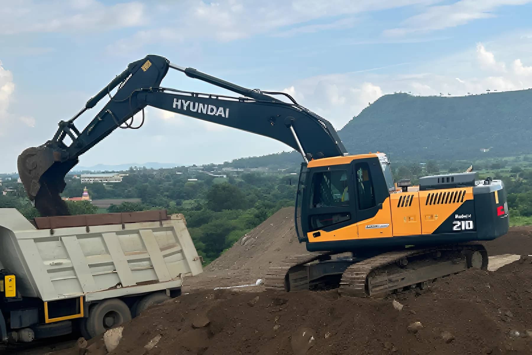 Hyundai R210 Smart Plus Pictures