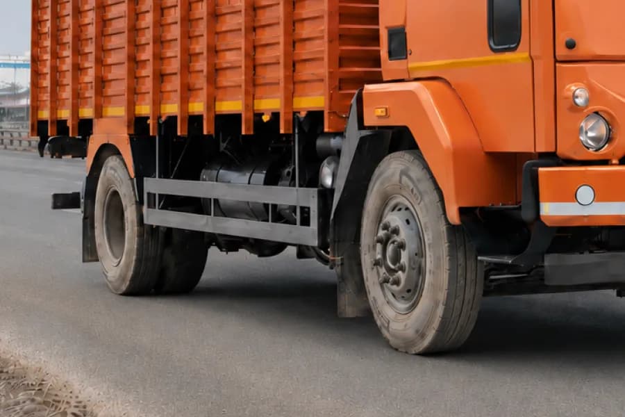 Ashok Leyland Ecomet 1415 Tyres & Side Guard View