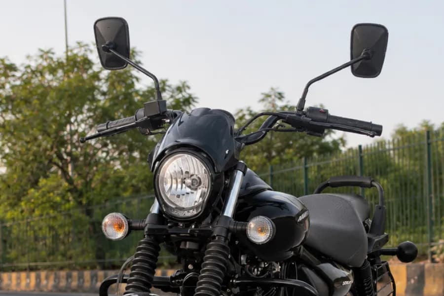 Bajaj Avenger 220 Street Headlight View