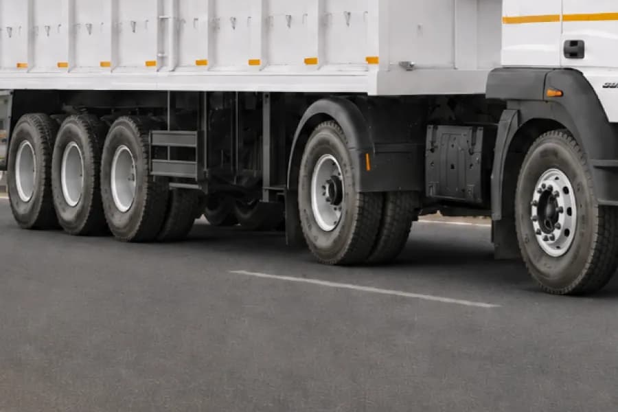 BharatBenz 5528T 4x2 Tyres View