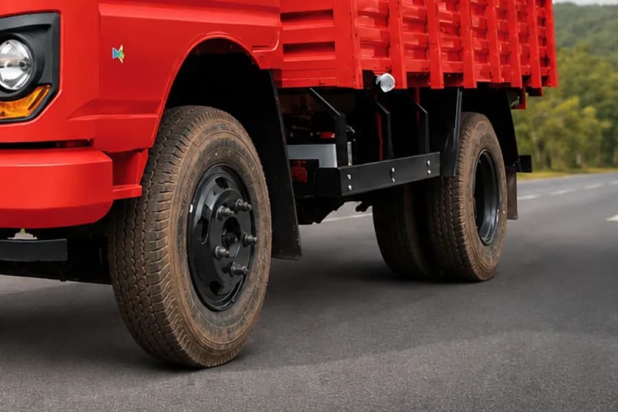 Mahindra Loadking Optimo HSD Tyres View