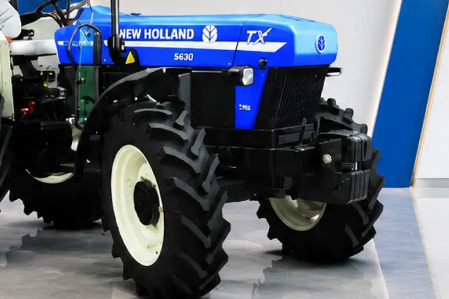 New Holland 5630 TX Plus Trem-IV Bonnet View
