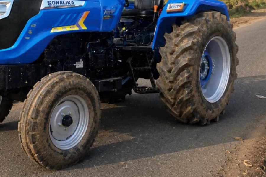 Sonalika Tiger DI 55 CRDS Tyre View