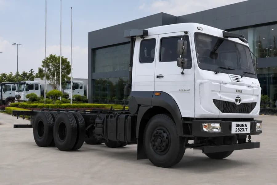 Tata 2823.T Right Side View