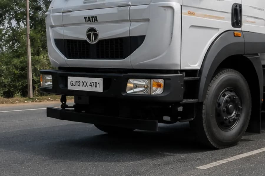 Tata 3523.T Bumper & Headlamp View
