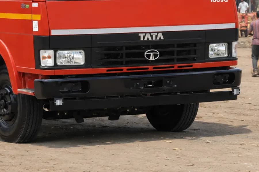 Tata LPT 1009G CNG Headlight View