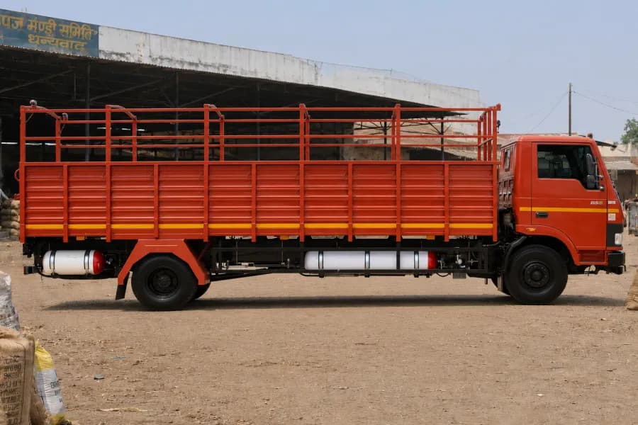 Tata LPT 1009G CNG Right Side View