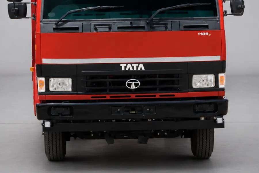 Tata LPT 1109G Headlight View