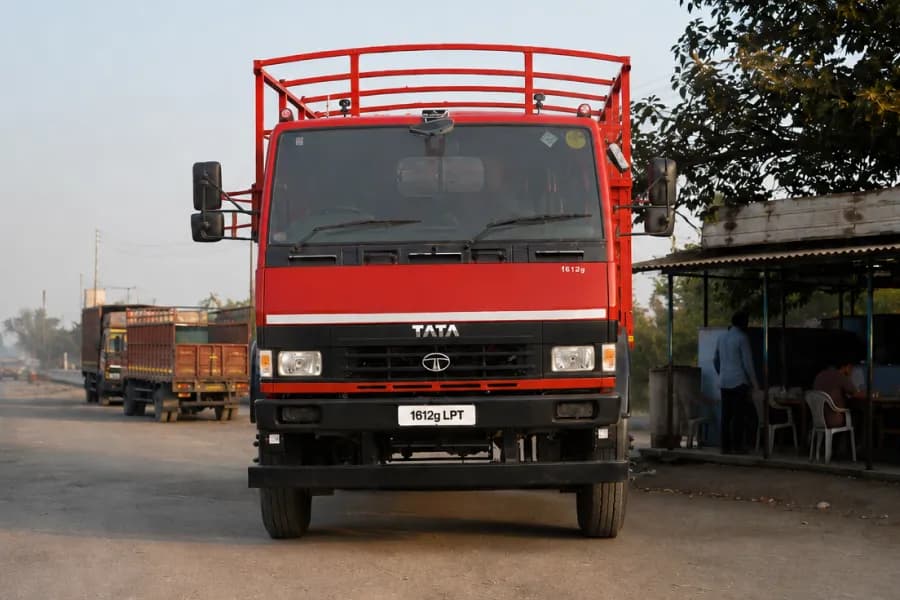 Tata LPT 1612G Front View