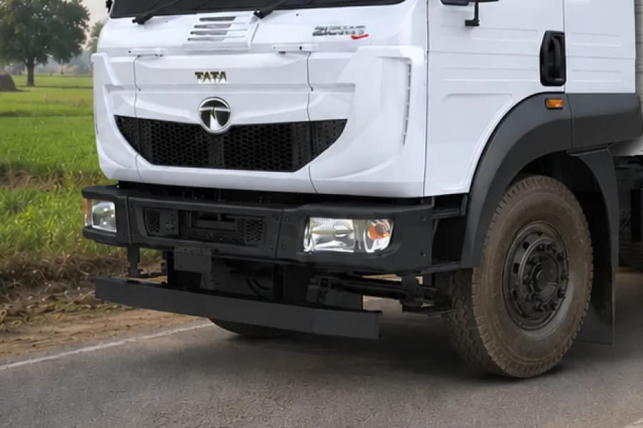 Tata LPT/Signa 2821.T Headlamp & Bumper View