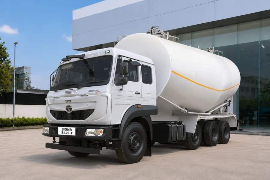 Tata LPT/Signa 3525.T Left Side View