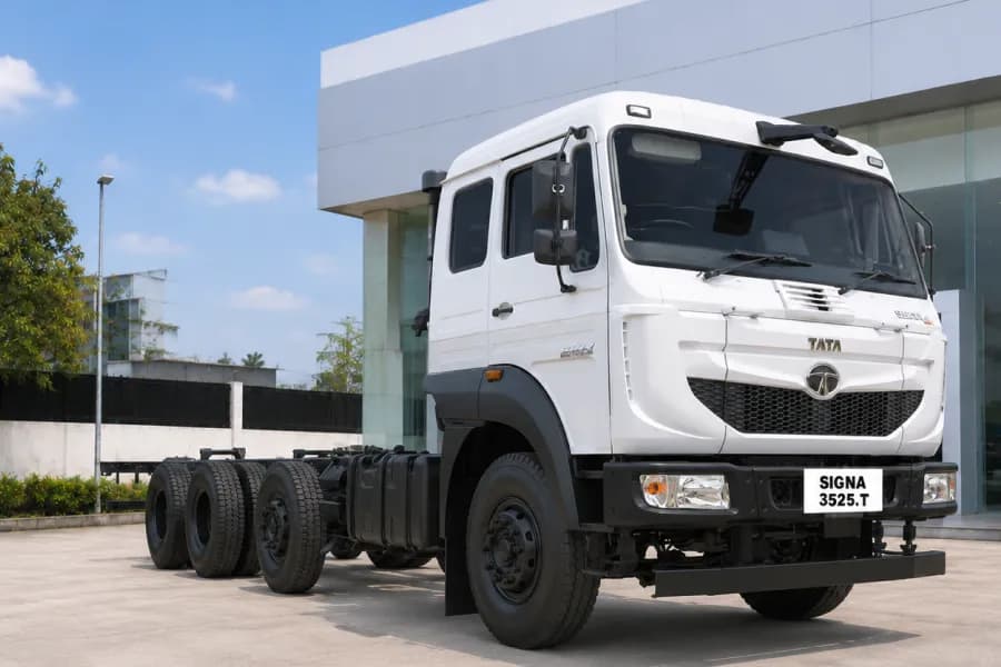 Tata LPT/Signa 3525.T Right Side View