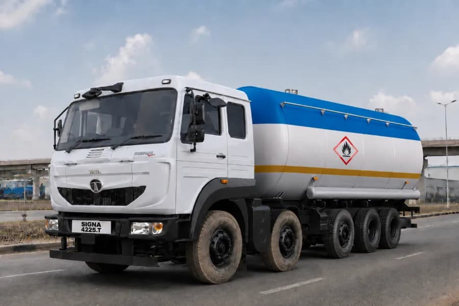 Tata LPT/Signa 4225.T Oil Tanker (Diesel, Petrol) View