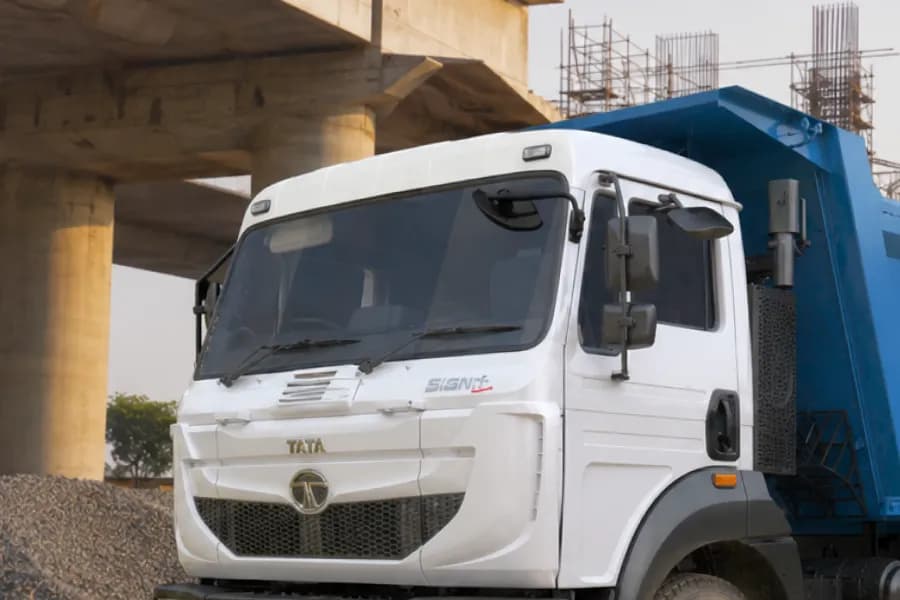 Tata Signa 2832.K/TK SRT Cabin View