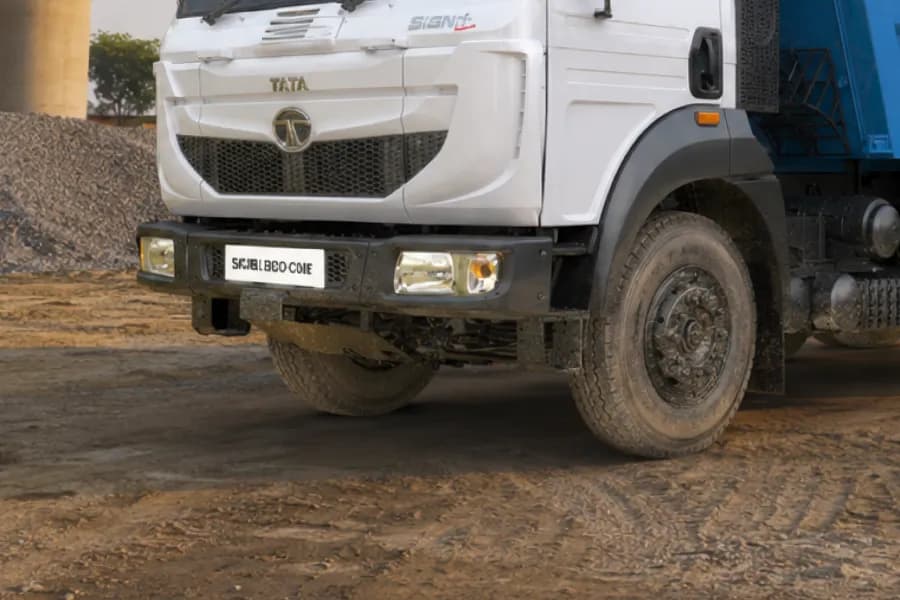 Tata Signa 2832.K/TK SRT Bumper & Headlamp View