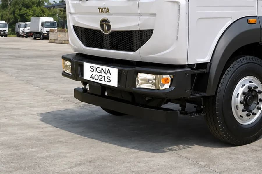 Tata Signa 4021.S Headlamp & Bumper View