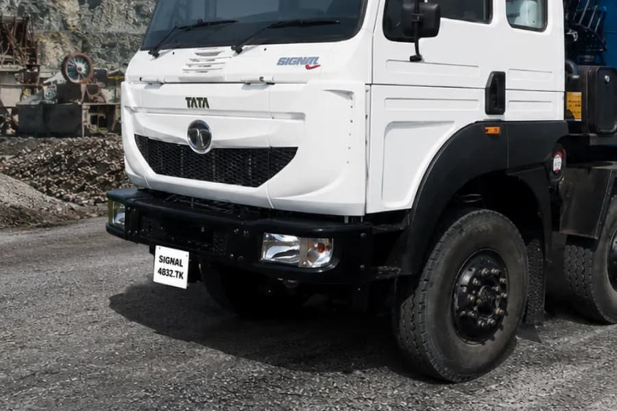 Tata Signa 4832.TK 10x2 & 10x4 Headlamp & Foot Step View