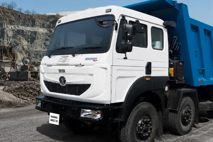 Tata Signa 4832.TK 10x2 & 10x4 Cabin View