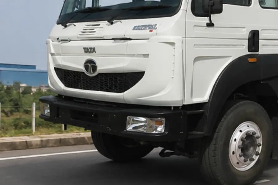 Tata Signa 5521.S 4x2 Foot Step & Headlamp View