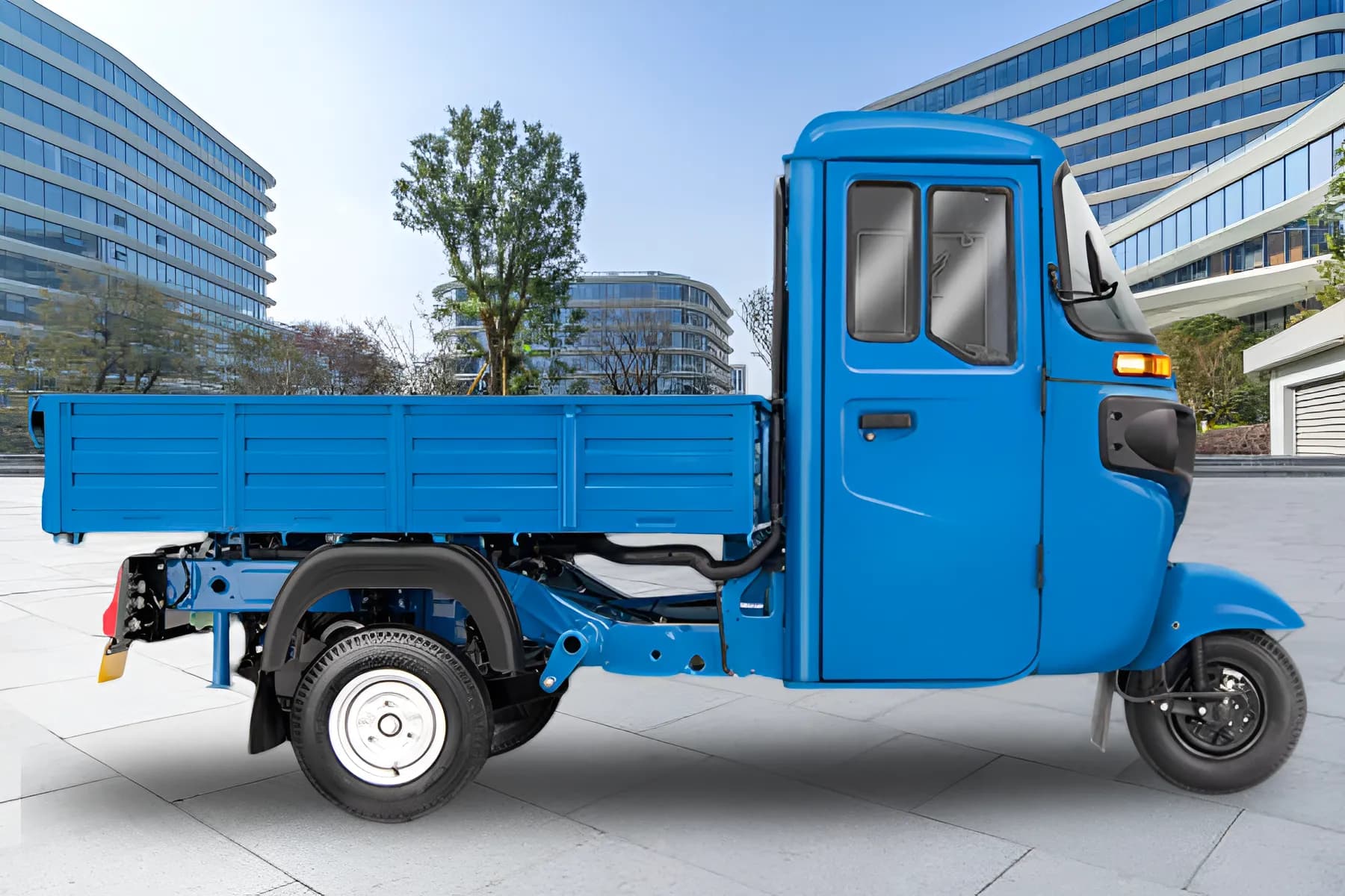 Bajaj Maxima C CNG Right Side View