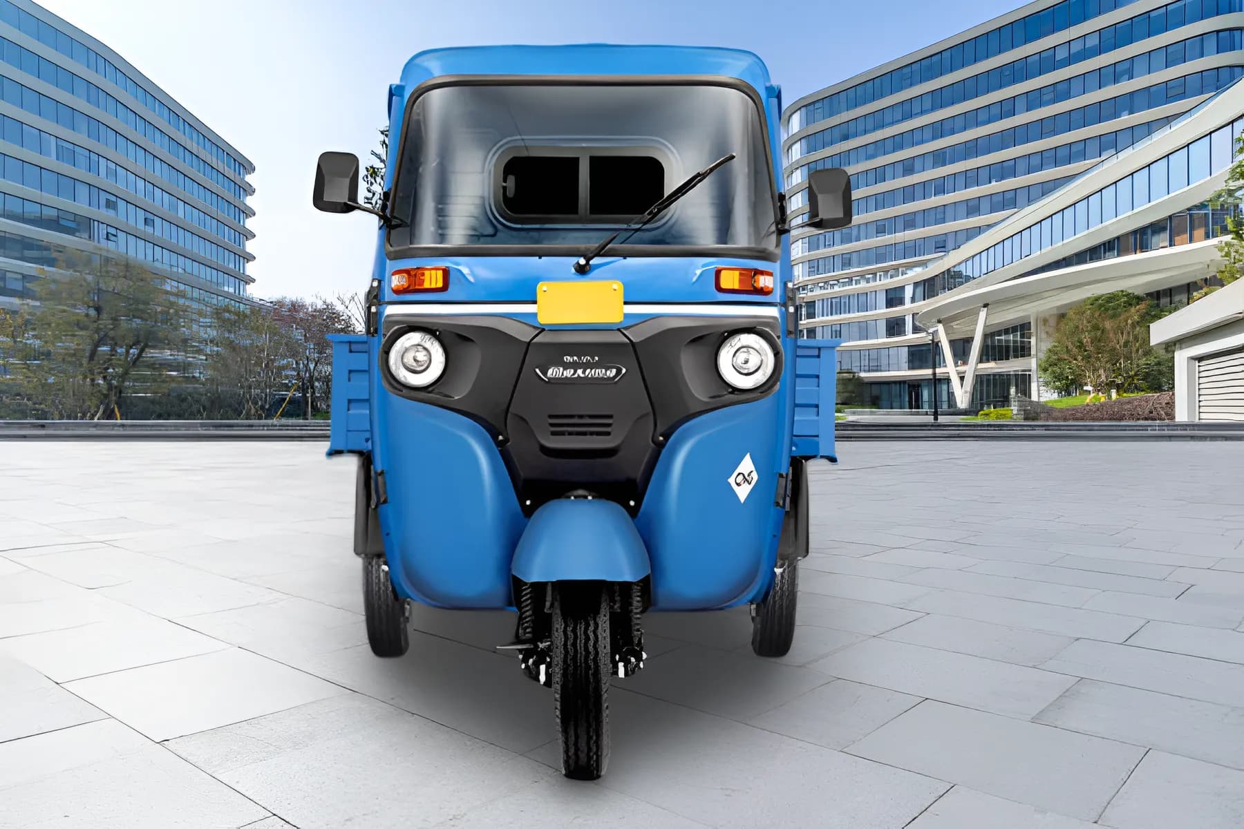 Bajaj Maxima C CNG Front Side View