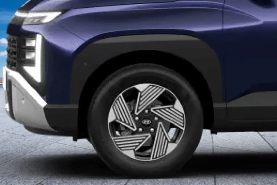 Hyundai Venue Diamond Cut Alloy Wheel View