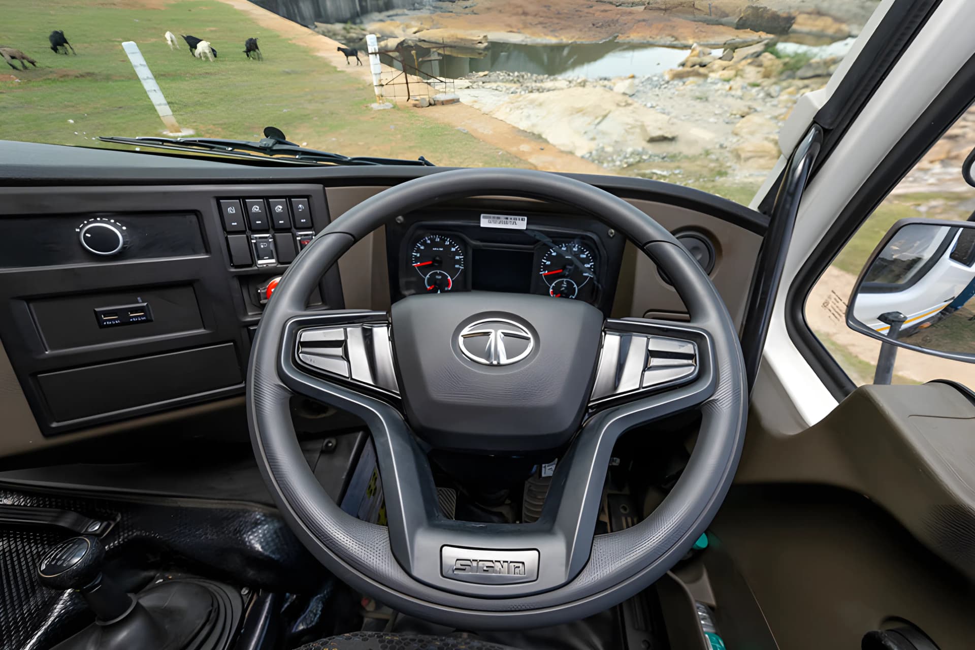 TATA SIGNA 3525.T Steering Wheel View