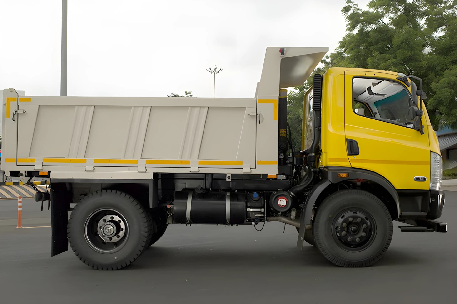 TATA ULTRA K.14 Images (Front Side View)