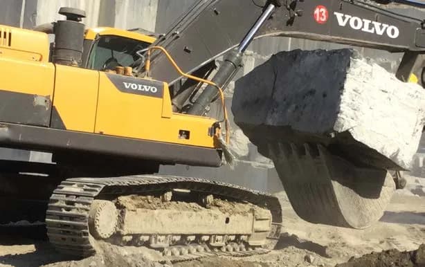 Volvo EC480D Boom Cylinder View