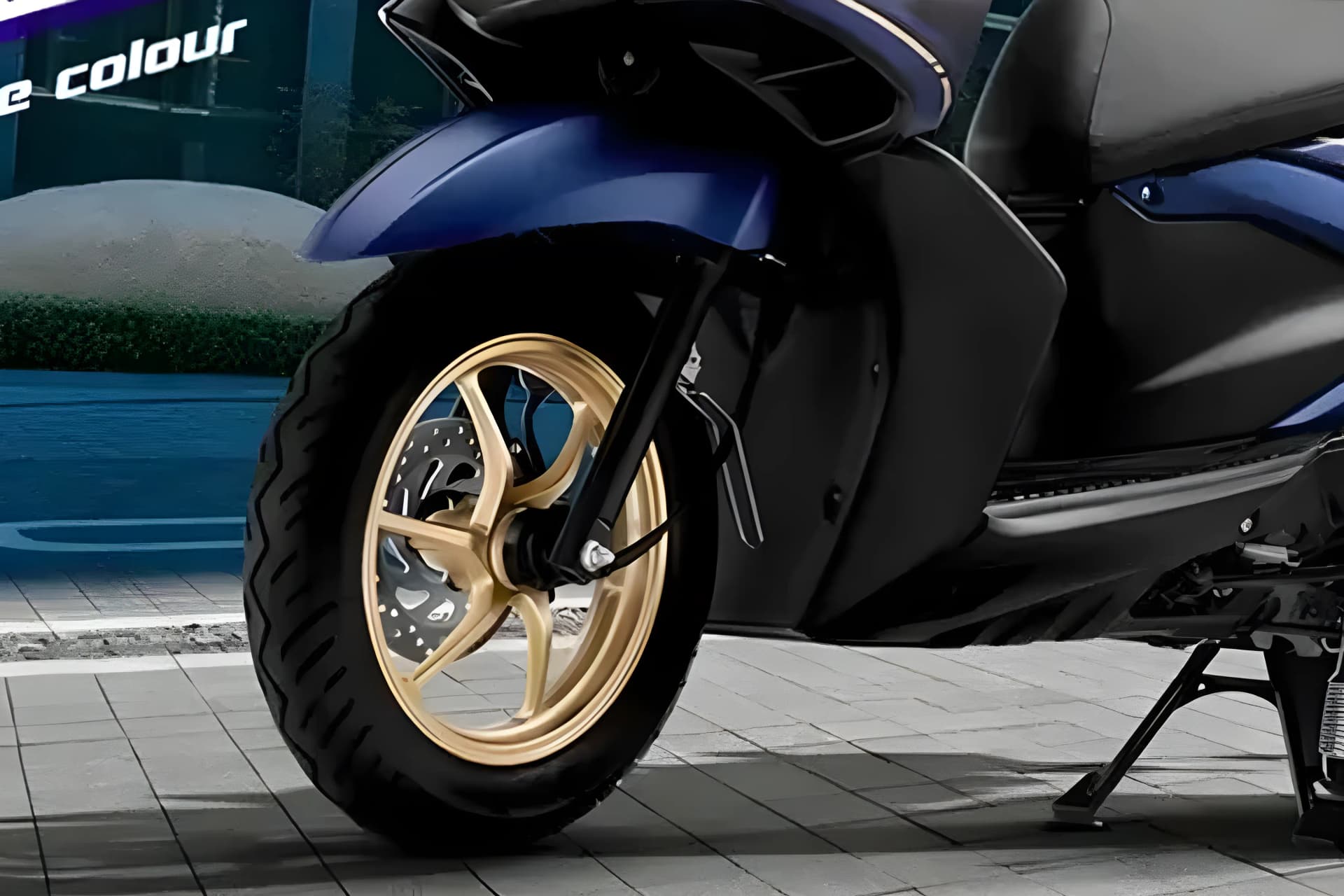 Yamaha Ray ZR 125 Fi Mudguard & Front Wheel View